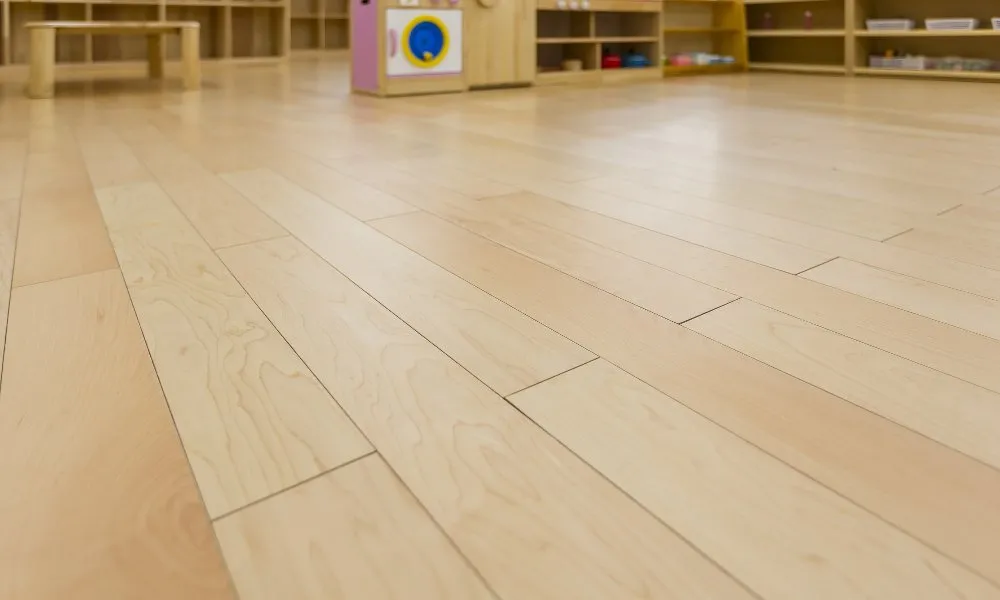 子育てひろばここるの : 床材：土足対応WPC床材〈ビーチ（ライト）〉