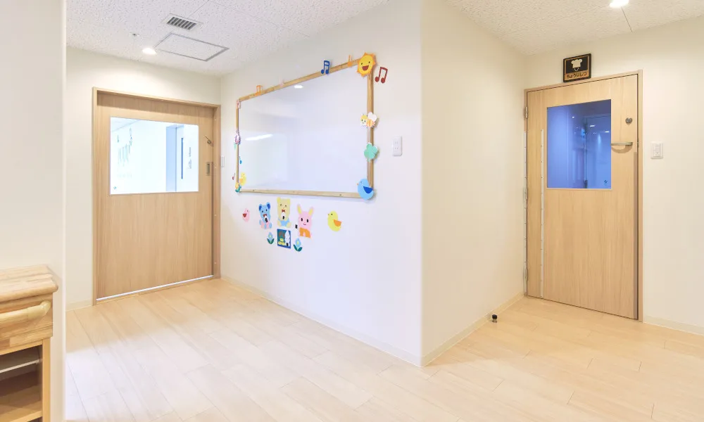 aiueoだいいち保育園 新大阪 : 室内ドア ：おもいやりキッズドア〈ミルベージュ〉