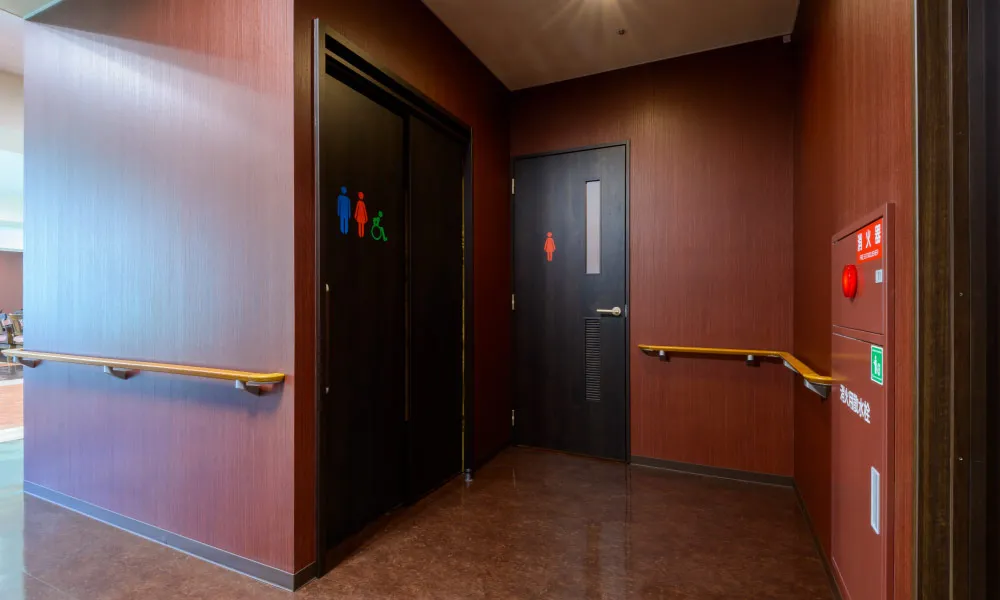 介護高齢ホーム 幸豊の杜・成香2021 : ドア（左側）：おもいやりドア（特注品）〈オフブラック〉