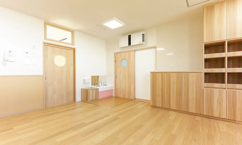 美濃加茂市某保育施設 : 室内ドア：おもいやりキッズドア〈ミルベージュ〉
床材：コミュニケーションタフ〈オーク(クリア)〉