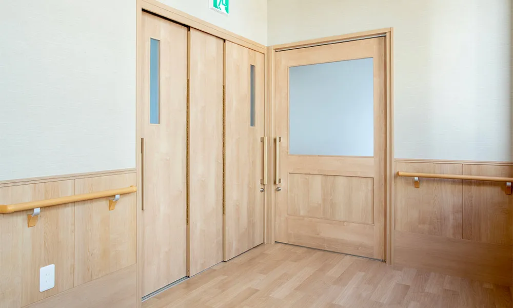 第二赤坂園 : 室内ドア：おもいやりドア〈ミルベージュ〉
壁材・腰壁：グラビオUB〈ミルベージュ〉
