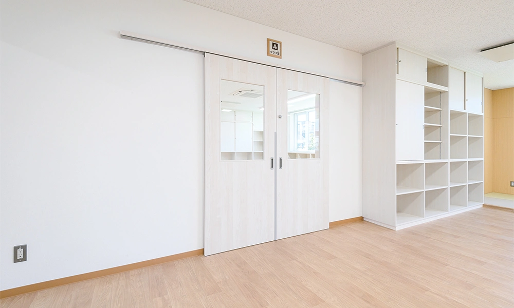 手稲前田児童会館 : 室内ドア：おもいやりキッズドア〈ネオホワイト〉
