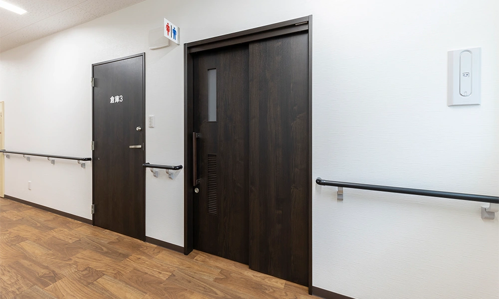 千葉県流山市 高齢者施設 : 室内ドア：おもいやりドア〈オフブラック〉