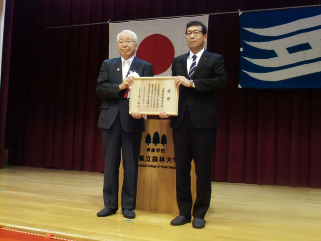記念式典での感謝状授与の様子 （左）兵庫県井戸知事 （右）当社専務の照林