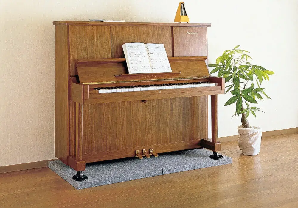 ピアノ等の重量物を置く場所には、重量を分散させるために脚部の床上に小幅の板や、専用のインシュレーターを必ず置き、移動する場合には必ず持ち上げて移動させてください。
