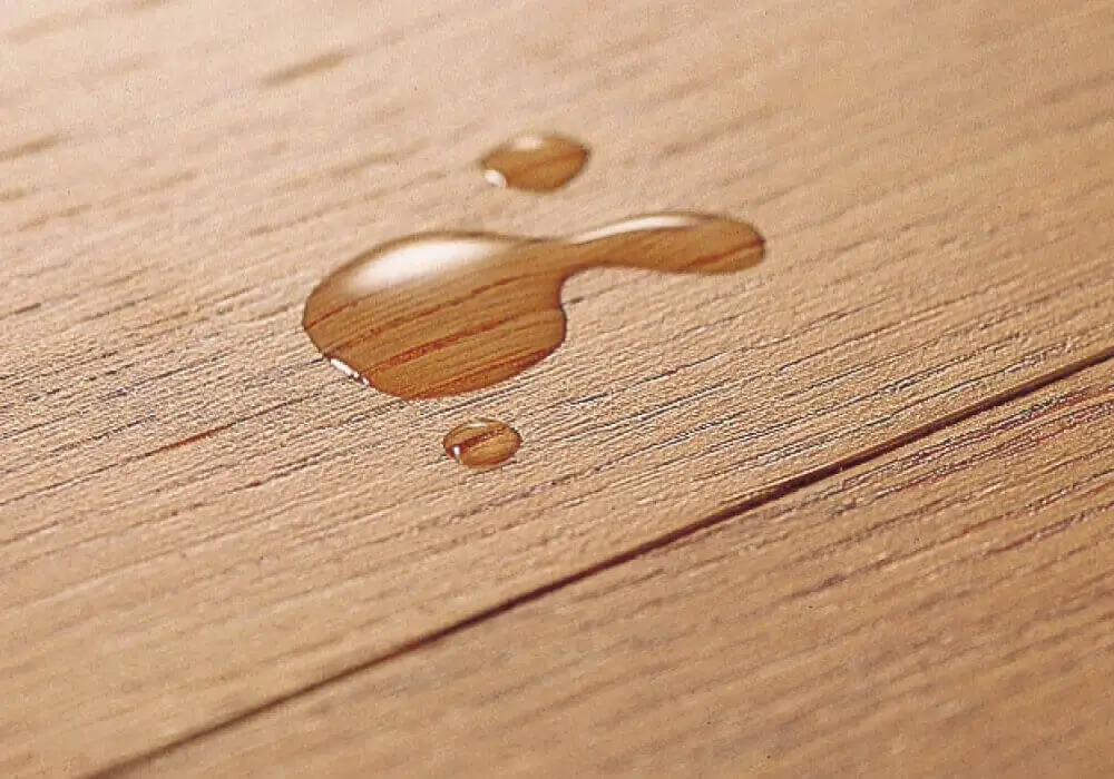 床面を長時間濡れたまま放置すると、変色・シミ・ひび割れ、基材の膨れ、単板の剥離等の原因となります。