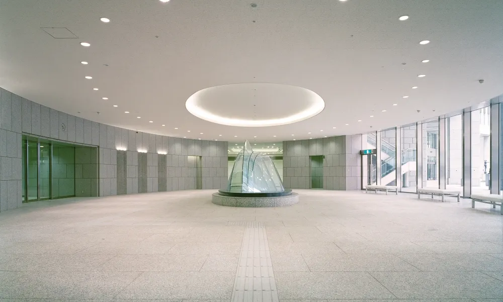 東京都庁 : 天井材：ロックウール化粧吸音板 ダイロートン トラバーチン
