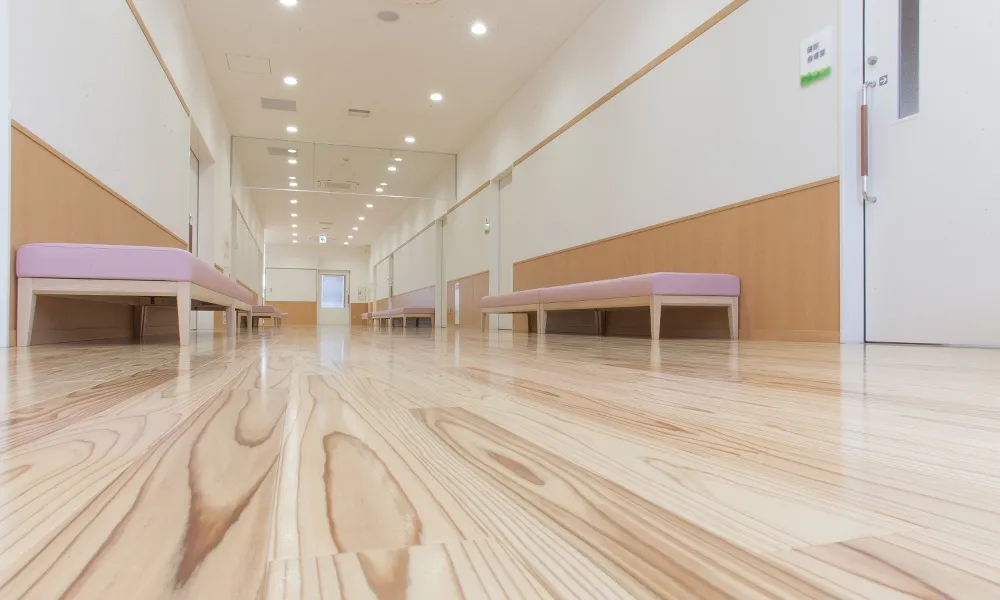 本庄市保健センター : 床材：国産材活用厚単板WPCフロア（特注品）〈杉〉
