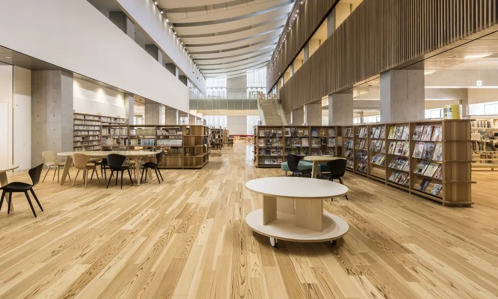 大崎市図書館 : 床材：国産材活用厚単板WPCフロア〈大崎産杉〉