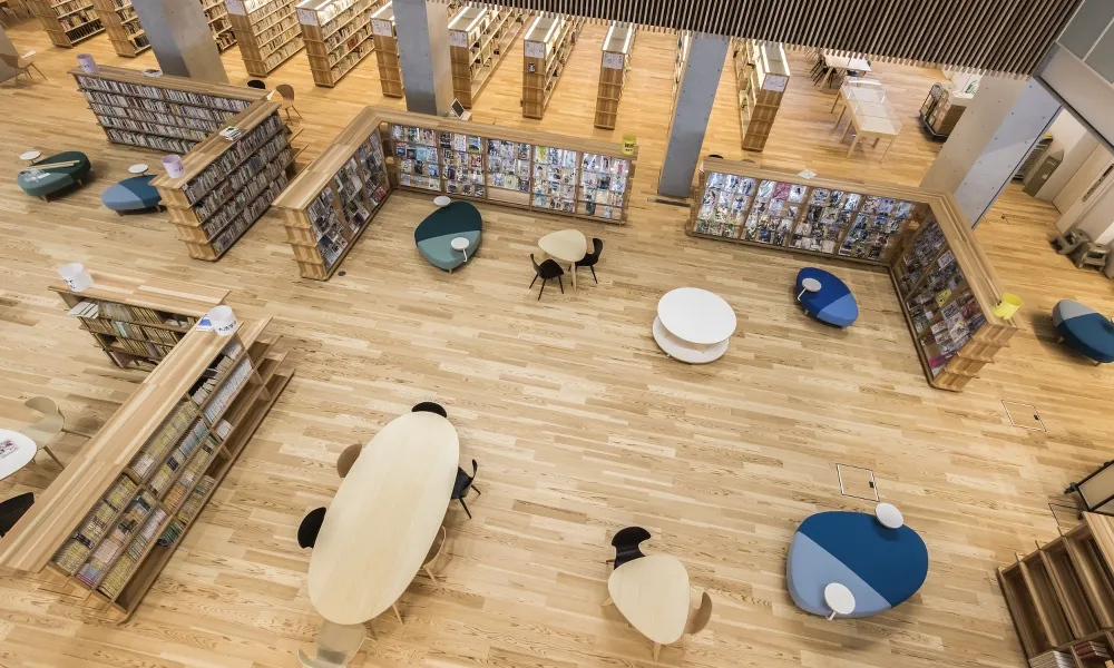 大崎市図書館 : 床材：国産材活用厚単板WPCフロア〈大崎産杉〉