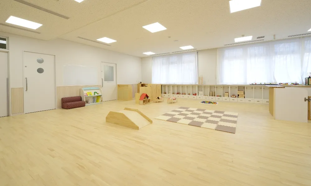 複合施設内 乳幼児一時預かり所 : 床材：土足対応WPC床材（特注品）〈檜〉