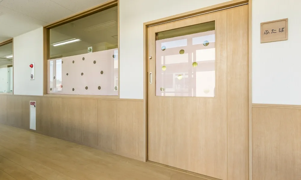 千葉県 保育園 : 腰壁：不燃壁材
 ドア ：おもいやりドア（特注品）