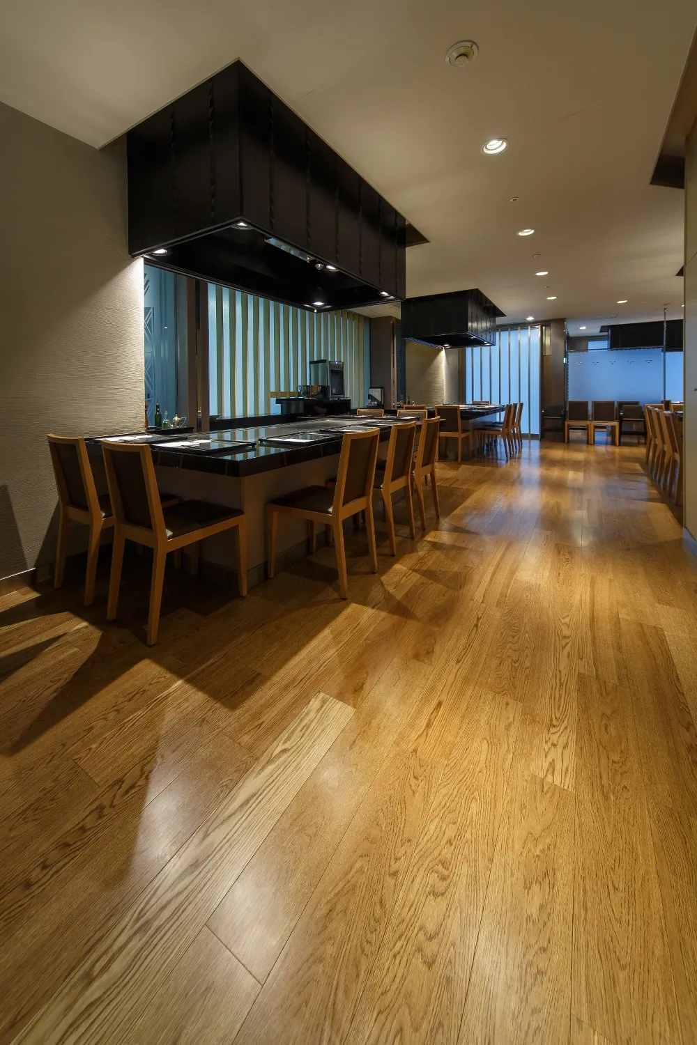 鉄板焼 北野 / ANAクラウンプラザホテル神戸 : 床材：土足対応WPC床材〈ナラ（ブラウン）〉