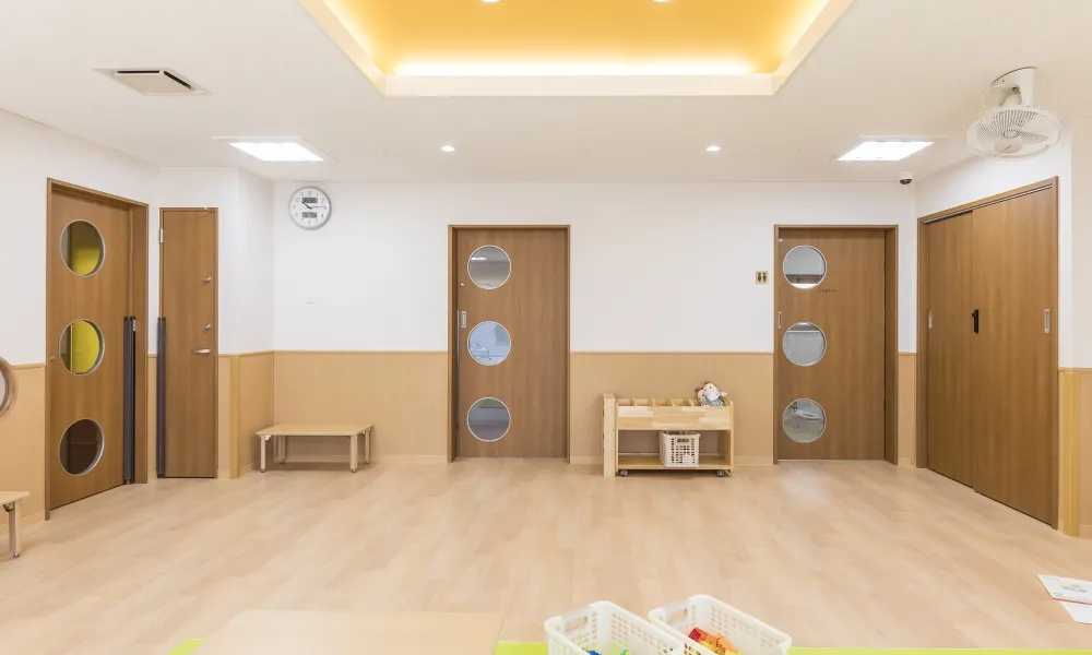 ピノキオ幼児舎和田保育園 : 室内ドア ：おもいやりキッズドア 〈ティーブラウン〉