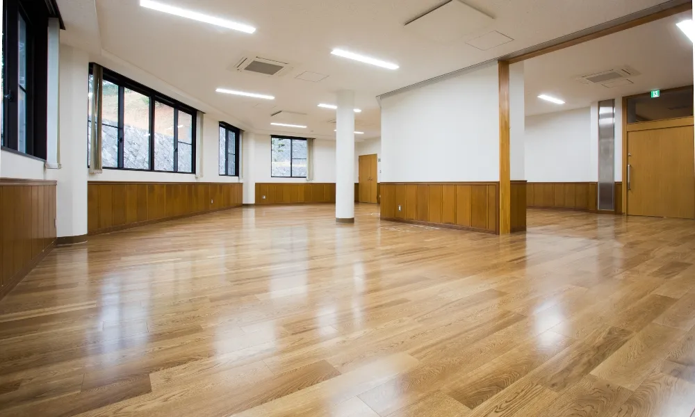 姫路市立楽寿園 : 床材：土足対応WPC床材〈ナラ（ブラウン）〉