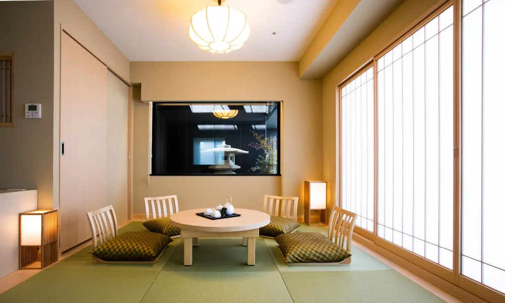大阪ビューホテル 本町 : 畳おもて：ダイケン健やかおもて　清流 〈01銀白色〉
床材：タフアートえんこうエコ〈桧板目柄〉