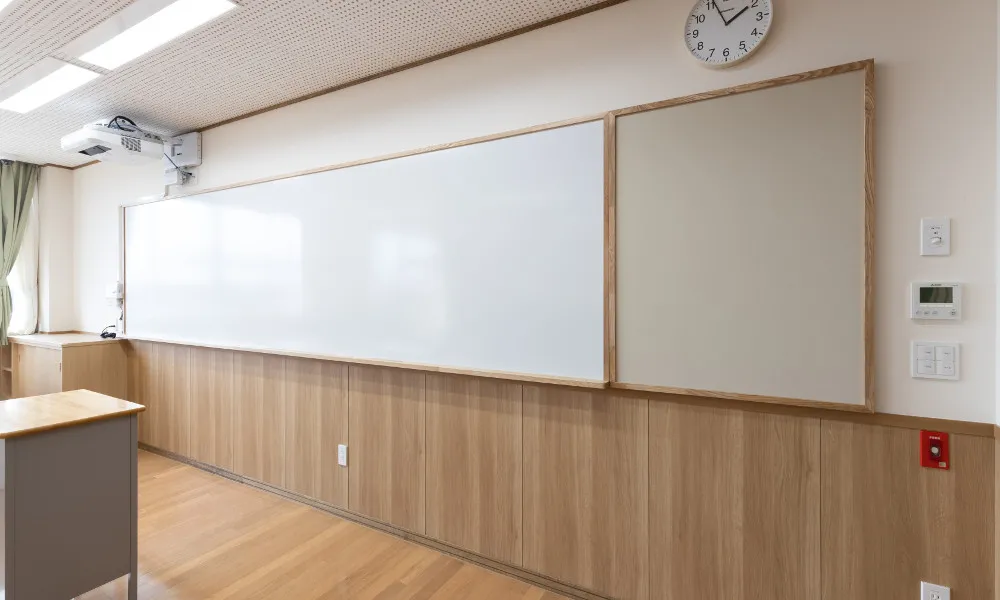 片山学園 初等科 : 壁材・腰壁：グラビオＵＢ木目柄〈ミルベージュ〉