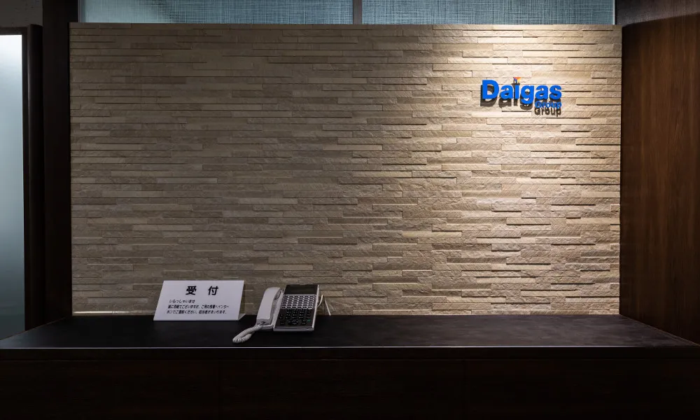 株式会社大阪ガスファシリティーズ : 壁材：グラビオエッジ　フルッソ〈ベージュ〉