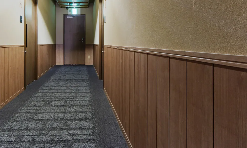 Welina Hotel Premier 心斎橋 : 壁材・腰壁：ハピアウォール ハードタイプ〈トープグレー〉