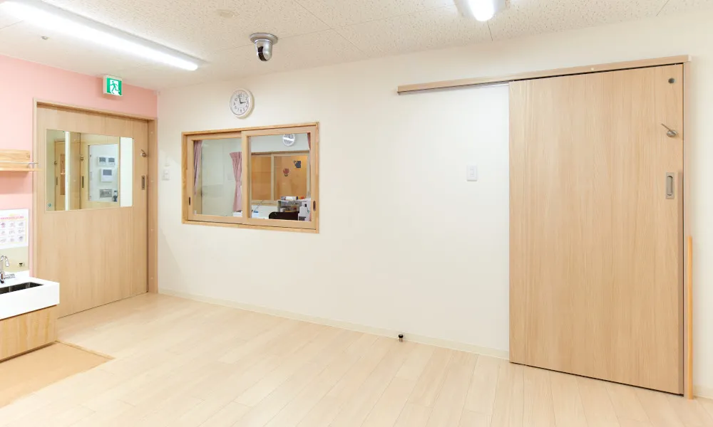 aiueoだいいち保育園 新大阪 : 室内ドア ：おもいやりキッズドア〈ミルベージュ〉
