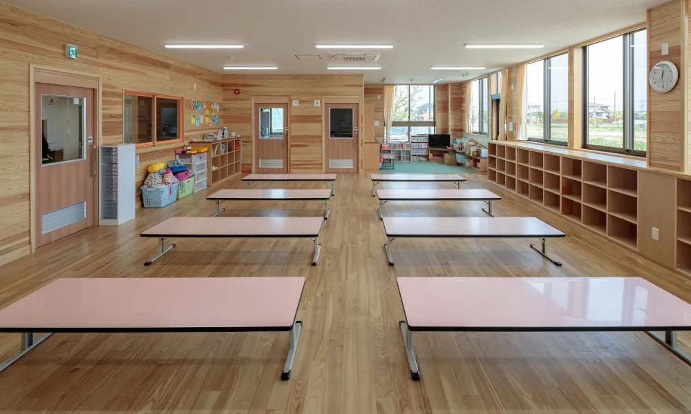 桜田小学校 学童クラブ : 床材：土足対応WPC床材