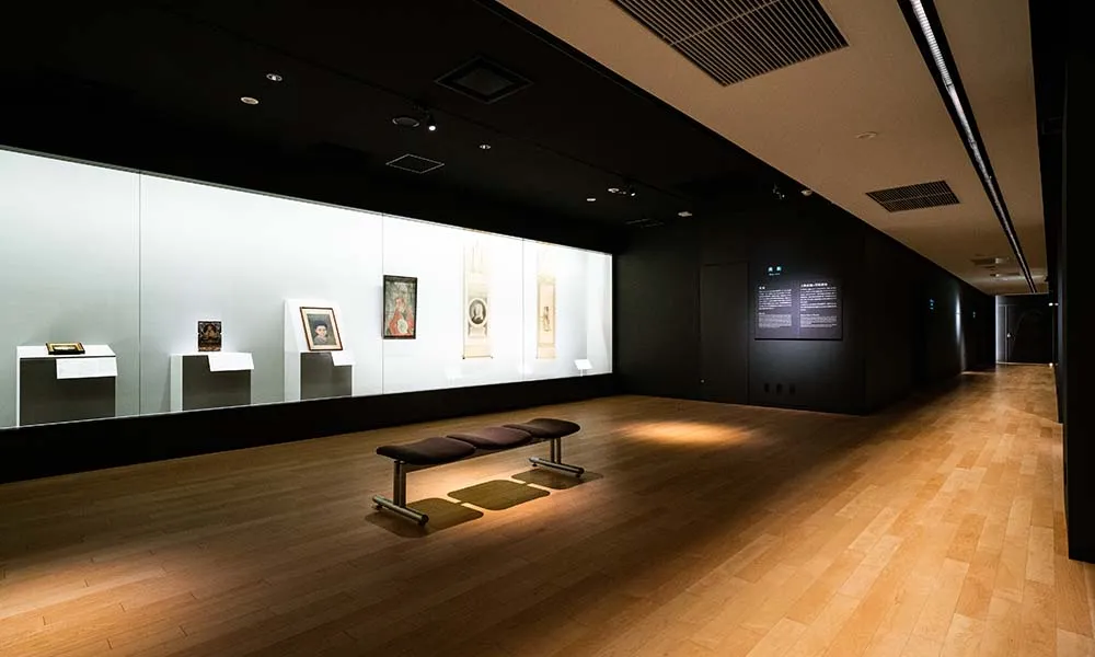 神戸市立博物館 : 床材：コミュニケーションタフ DW〈ハードメープル〉
