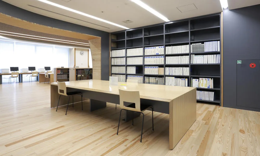 東京都公文書館 : 床材：コミュニケーションタフ DW（地域産材対応突板）〈多摩産杉〉