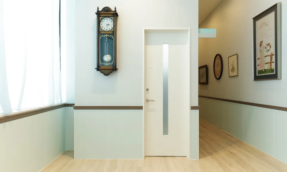 ダイヤビル レディースクリニック : 室内ドア：おもいやりドア 〈モノホワイト〉