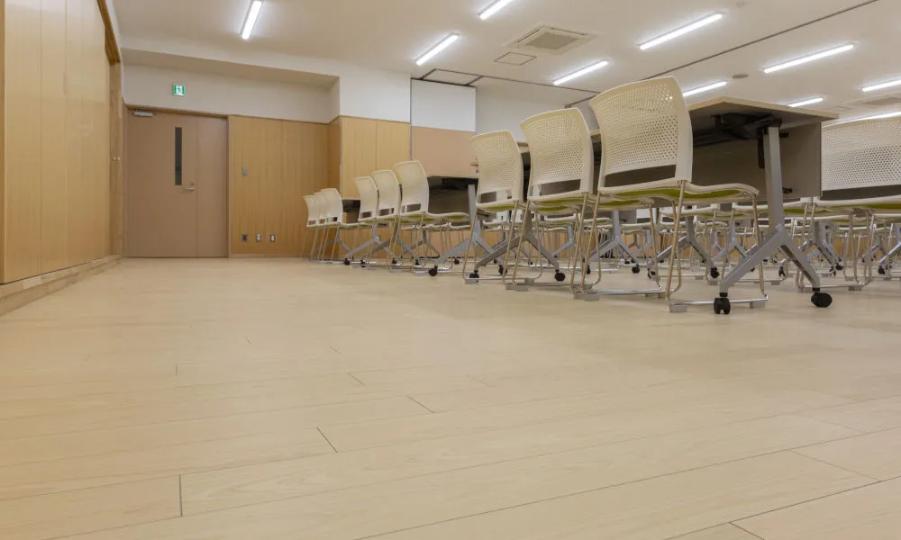 越谷市保健センター : 床材：土足対応WPC床材（地域産材対応突板）〈埼玉県産檜〉