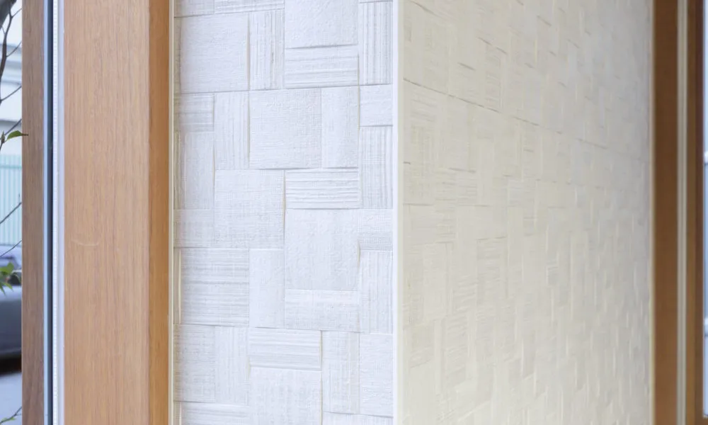 株式会社日刊木材新聞社 新社屋 : 壁材・腰壁：グラビオエッジ カーヴァ〈ホワイト〉