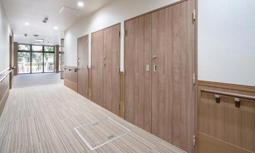 ロイヤルホーム池田五月丘 : 室内ドア：おもいやりドア 収納開き戸（特注品）〈トープグレー〉