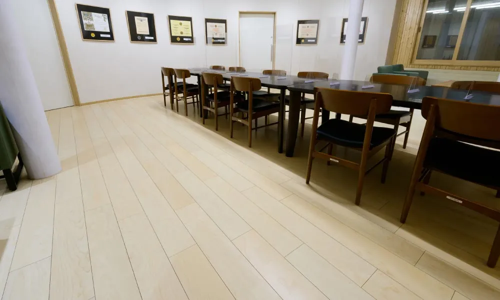 池田町ブドウ・ブドウ酒研究所（ワイン城） : 床材：土足対応WPC床材〈カバ（ライトベージュ）〉