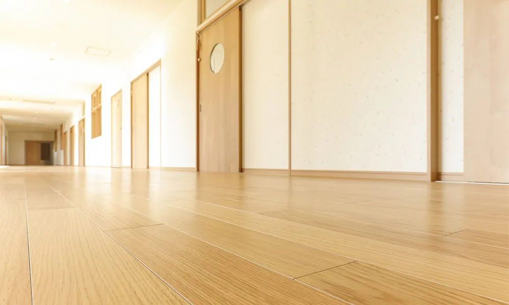 美濃加茂市某保育施設 : 室内ドア：おもいやりキッズドア〈ミルベージュ〉
床材：コミュニケーションタフ〈オーク(クリア)〉