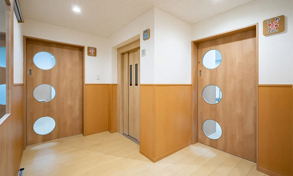 アンジェリカ東小金井保育園 : 室内ドア：おもいやりキッズドア〈ミルベージュ〉
