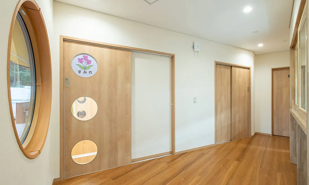 山倉保育園 : 室内ドア：おもいやりキッズドア（特注品）〈ミルベージュ〉