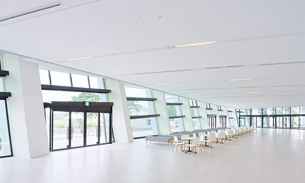 名古屋市国際展示場（ポートメッセなごや）第1展示館 : 天井材：ダイロートン〈ファインブレス〉9mm