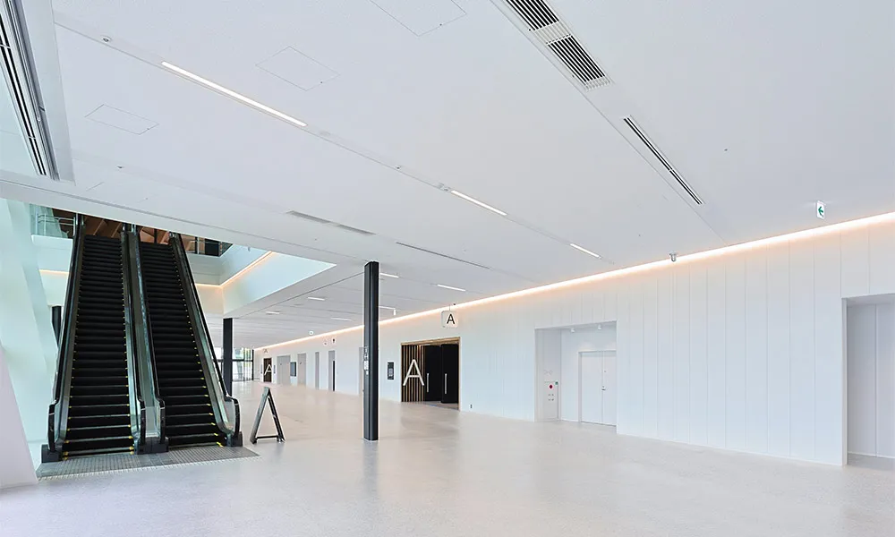 名古屋市国際展示場（ポートメッセなごや）第1展示館 : 天井材：ダイロートン〈ファインブレス〉9mm