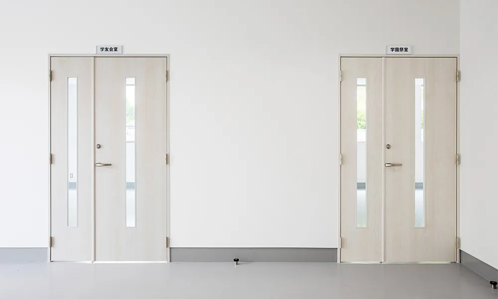 山陽小野田市立 山口東京理科大学 多目的文化施設 : 室内ドア：おもいやりドア（特注品）〈ネオホワイト〉