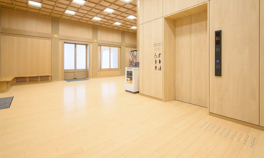 福山市立福山城博物館 : 床材：コミュニケーションタフ DW〈檜〉