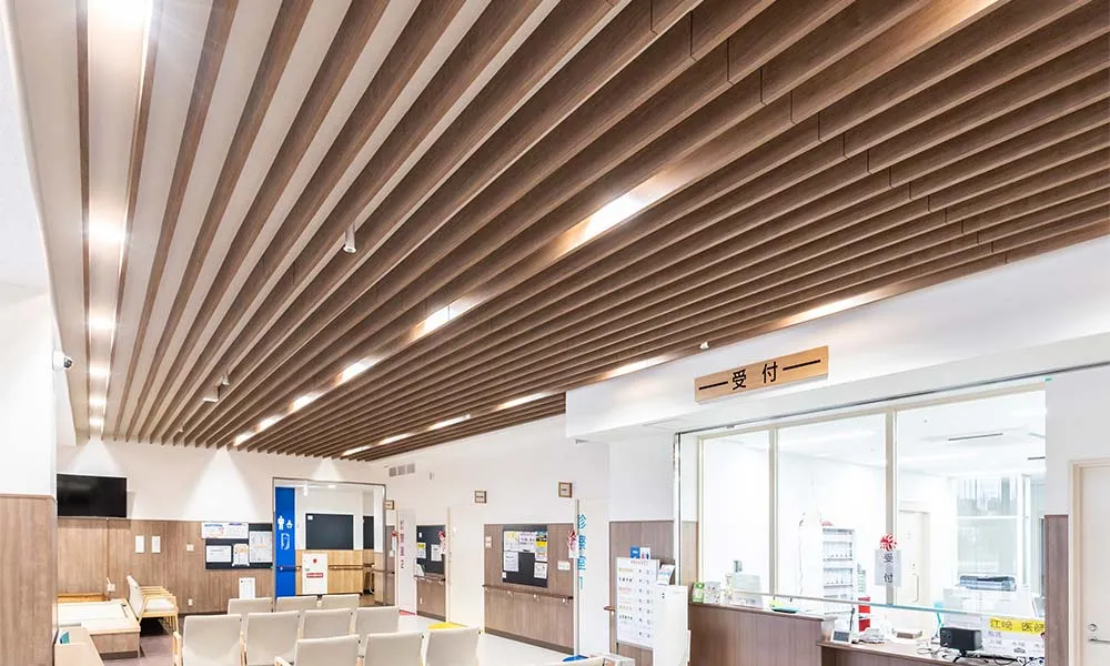 小値賀町国民健康保険診療所 : 天井造作材：グラビオルーバーUB〈トープグレー〉