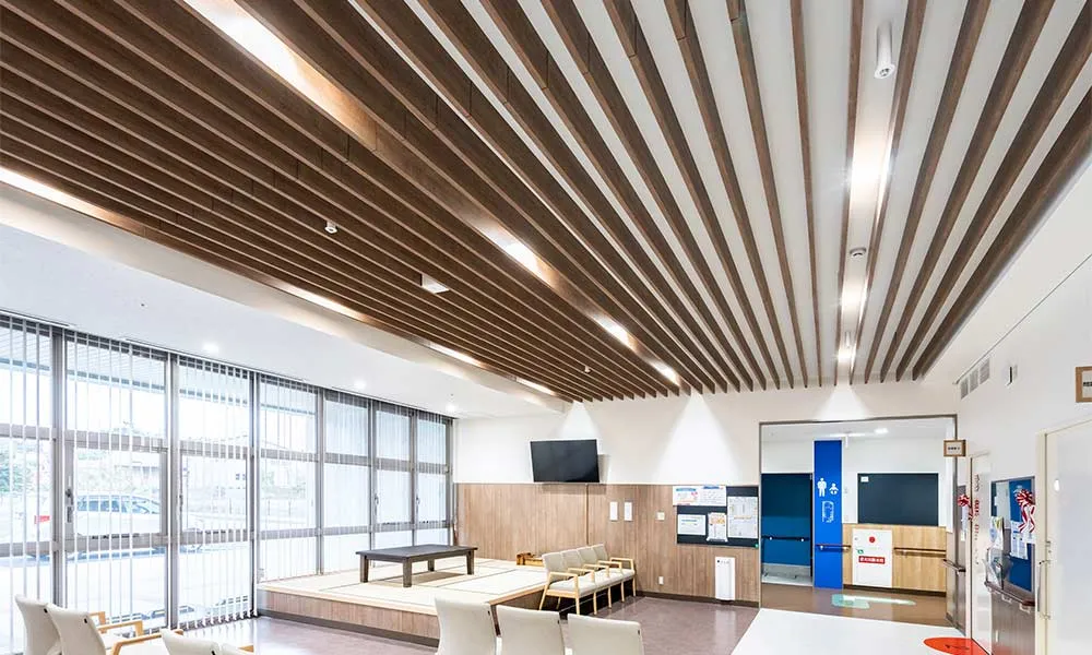 小値賀町国民健康保険診療所 : 天井造作材：グラビオルーバーUB〈トープグレー〉