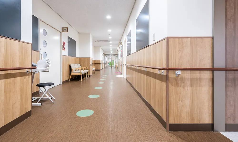 小値賀町国民健康保険診療所 : 腰壁：グラビオLA 木目柄〈ミルベージュ〉