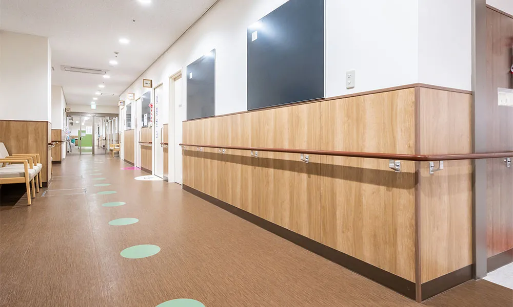 小値賀町国民健康保険診療所 : 腰壁：グラビオLA 木目柄〈ミルベージュ〉