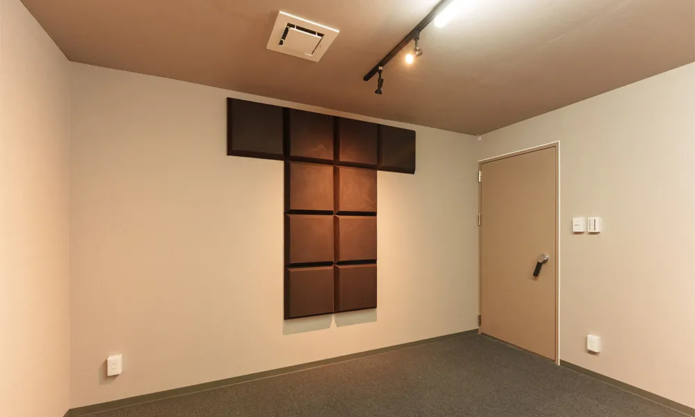 cocoyoru　ココヨル : 室内ドア：防音ドア SFタイプ G45
音響用インテリア壁材：オトピタ〈ブラック〉
防音室用換気扇：防音ダクト換気扇32C型