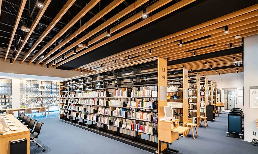 神奈川県立図書館 : 天井造作材：グラビオルーバーUS 直付式〈US11（スギ）〉