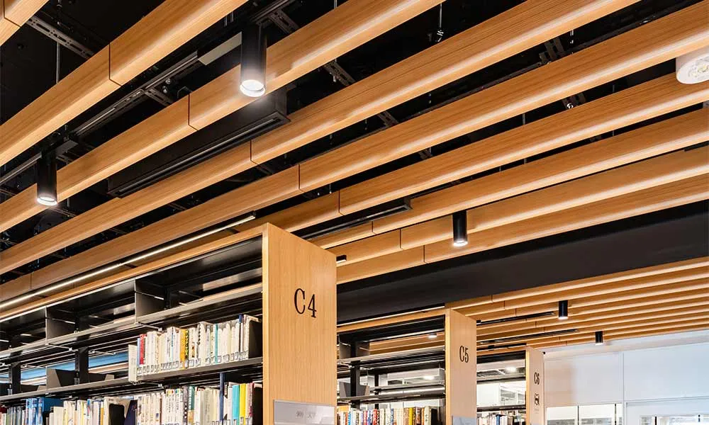 神奈川県立図書館 : 天井造作材：グラビオルーバーUS 直付式〈US11（スギ）〉