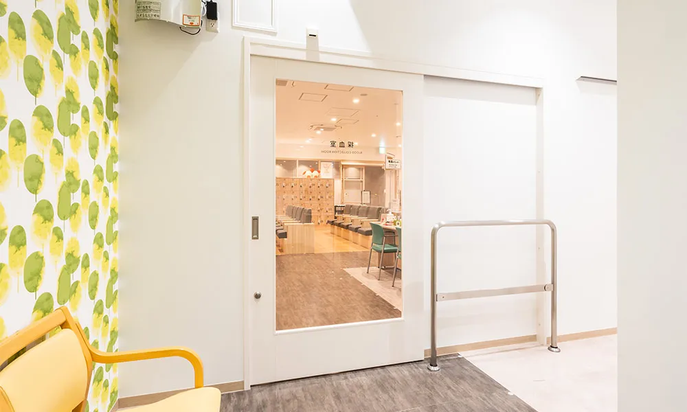 神奈川県赤十字血液センター 海老名献血ルーム : 室内ドア：おもいやりアシストドア〈モノホワイト〉
