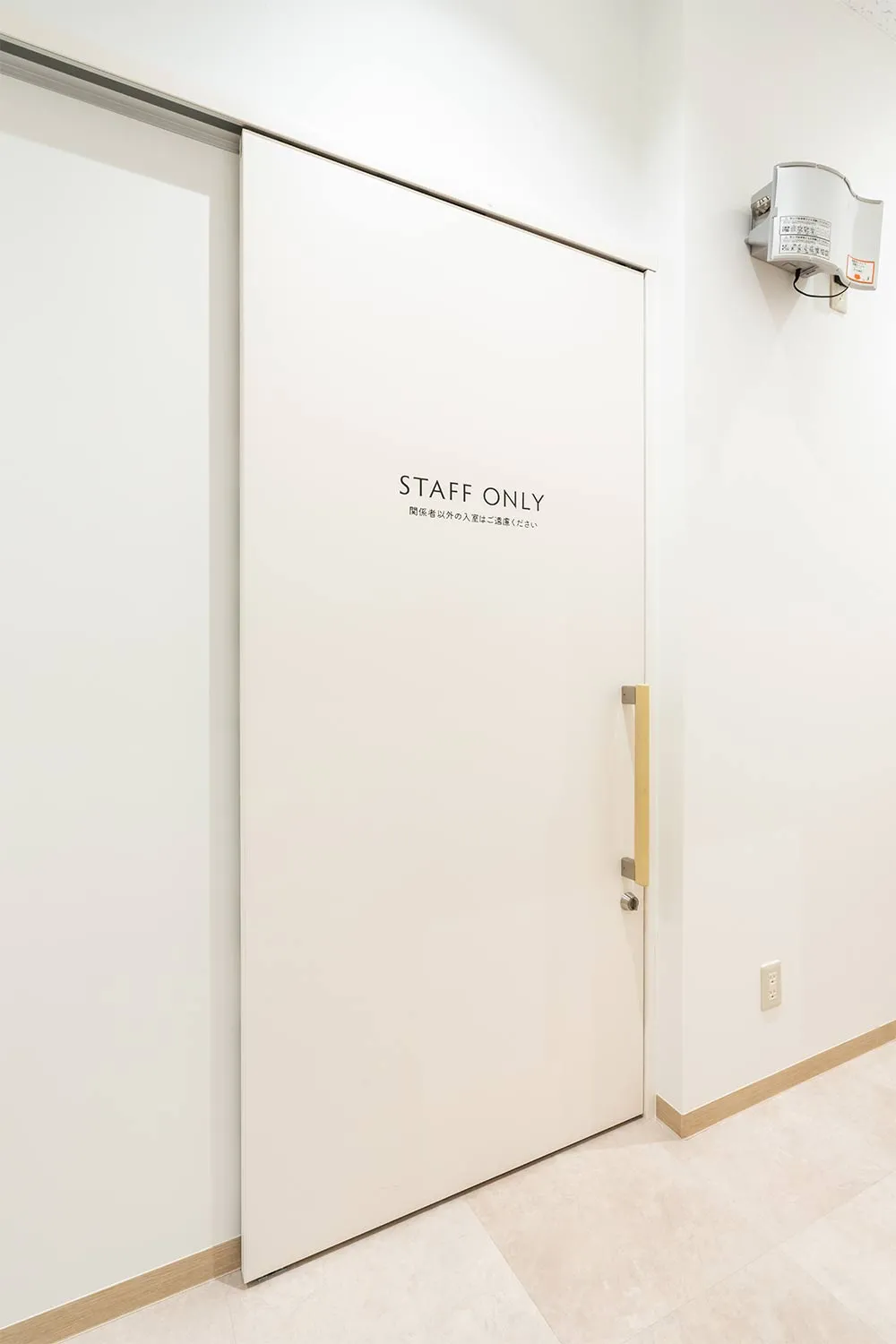 神奈川県赤十字血液センター 海老名献血ルーム : 室内ドア：おもいやりドア〈モノホワイト〉