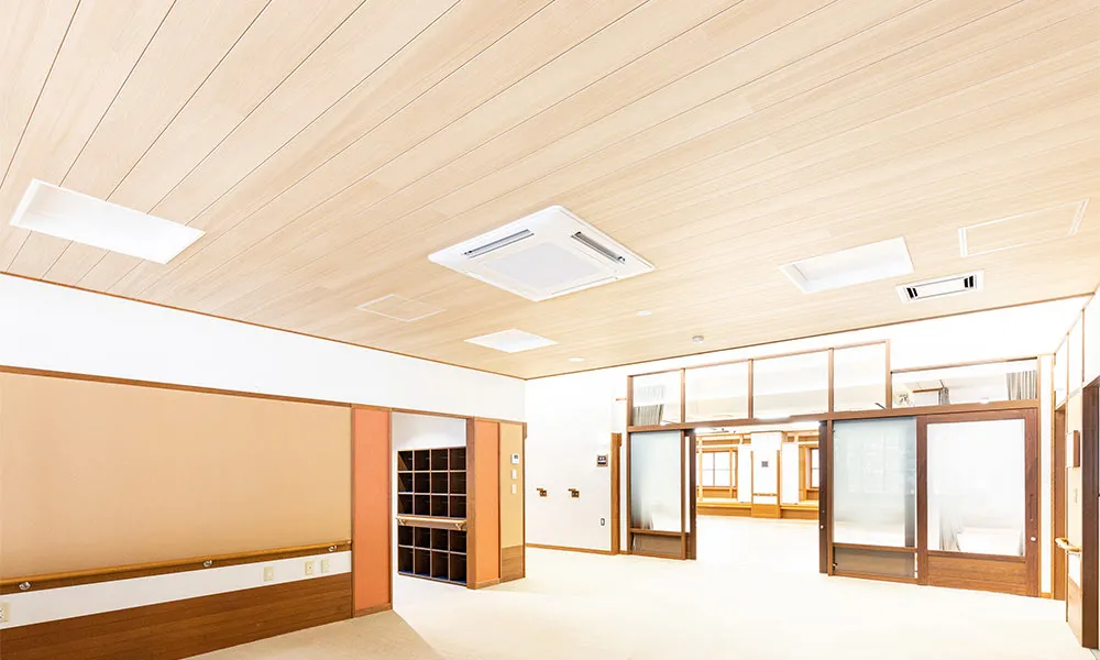 富山市細入中核型地区センター : 天井材：グラビオ羽目板V〈クリアベージュ〉