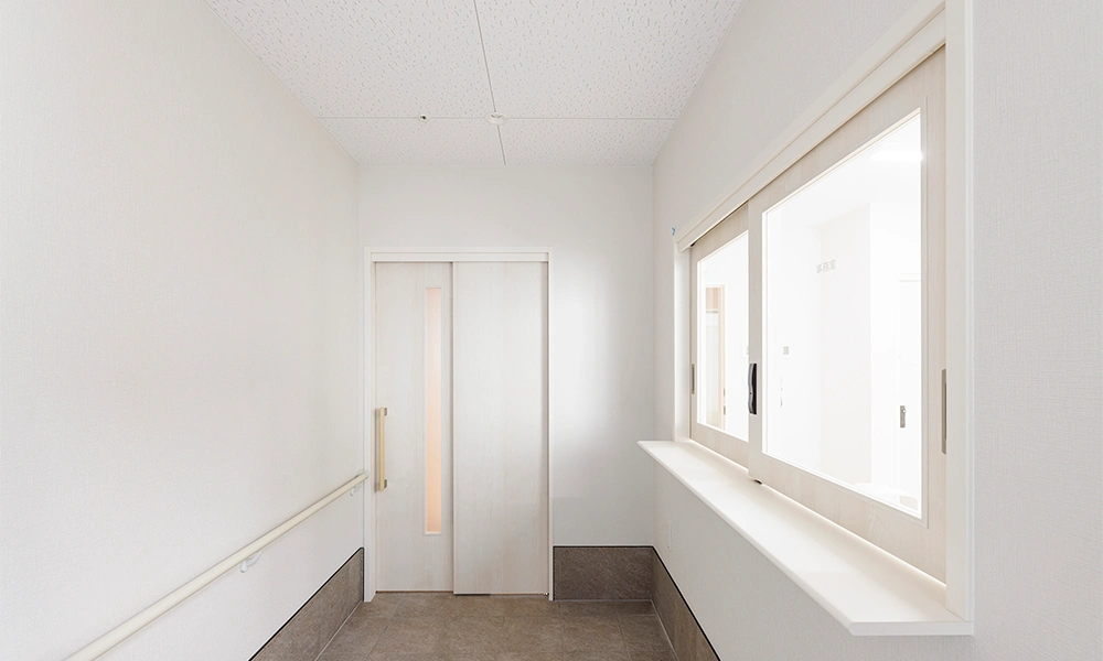 MGK Style 鎌倉台 : 室内ドア：おもいやりドア〈ネオホワイト〉
室内ドア：おもいやりドア 受付窓〈ネオホワイト〉